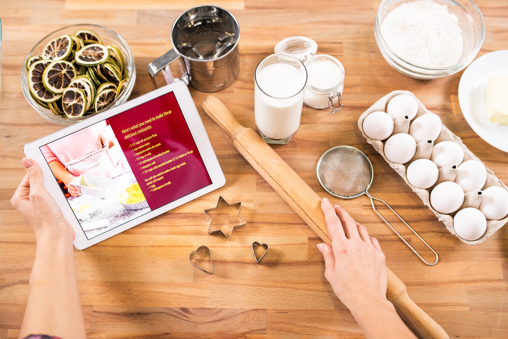 Banco di lavoro con ingredienti