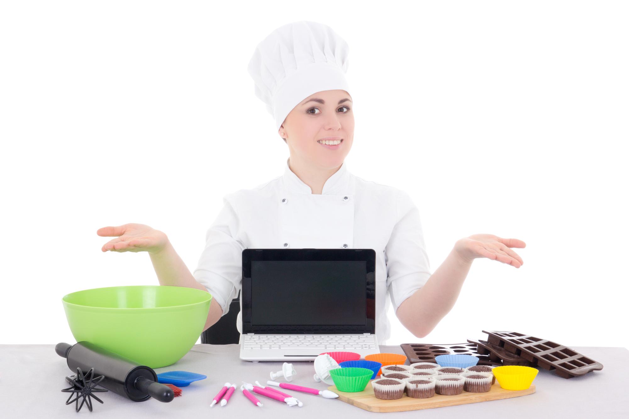 Chef che insegna un piatto moderno